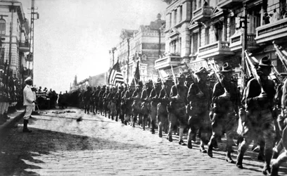 Tropas americanas desfilando en Vladivostok, Rusia, 1918