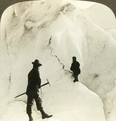 Entre montañas y grietas de hielo - enormes grietas del glaciar Brigsdal, Noruega, c. 1905