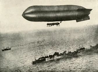 Un dirigible escoltando un convoy, 1919