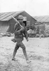 Un soldado americano de guardia, Saint Nazaire, Francia, c1917