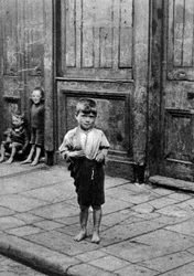 Un niño del East End, Londres, 1926-1927
