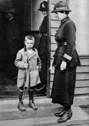 Un niño del East End y una policía, Londres, 1926-1927