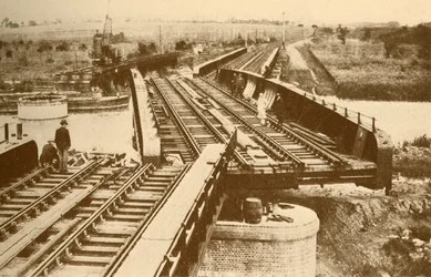 Un puente giratorio operado eléctricamente, en Beccles, cerca de Yarmouth, Ferrocarril del Este de Londres y del Norte