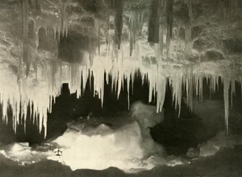 Una cueva de hielo en invierno