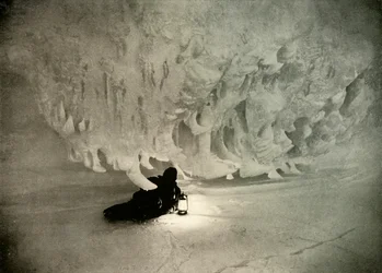 Una cueva de hielo en invierno, c1908