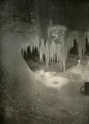 Una caverna de hielo en el invierno. Fotografiada a la luz de lámparas de huracán, c1908, 1909