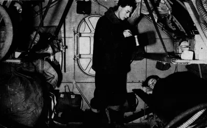Un aparejador de la RAF sirviendo el desayuno a las 6:30 am, c. 1940 1943