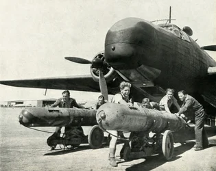 Un avión que podía llevar torpedos a lo largo de muchos cientos de millas, c1942-1943, 1945