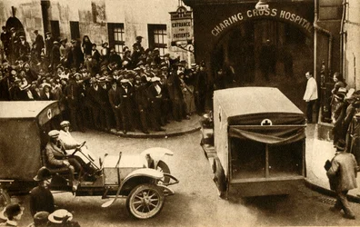 Una ambulancia entrando en el Hospital Charing Cross con heridos..., Londres, 1914, 1933