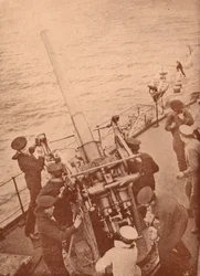 Un cañón antiaéreo en acción en un acorazado británico, c1917