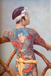 Un hombre japonés elaboradamente tatuado