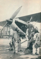 Un instructor explicando detalles del motor a los alumnos en el aeródromo de Sealand, Flintshire, c1936 c1937
