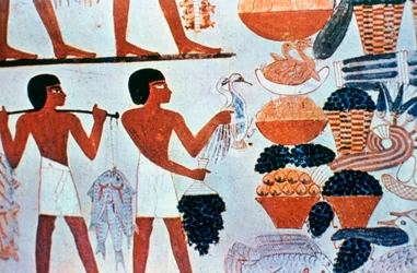 Pinturas murales egipcias antiguas en una tumba en Tebas, Egipto