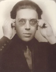 André Breton con gafas