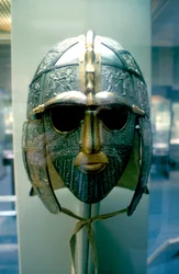 Casco y máscara anglosajones del Tesoro de Sutton Hoo, siglo VII