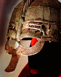 Casco anglosajón del tesoro de Sutton Hoo, siglo VII