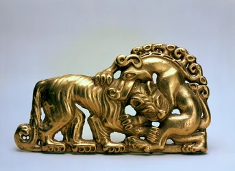 Animales luchando Hebilla de cinturón, siglo VII a.C.