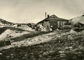 Otra vista de la cabaña en verano, c1908, 1909