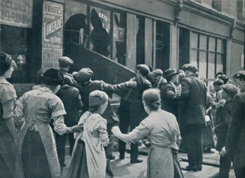 Disturbios anti-alemanes en Londres: Una multitud rompiendo las ventanas de una tienda alemana, c. 1914