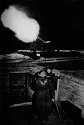 Mujeres antiaéreas del ATS operando un telescopio de identificación, 1943