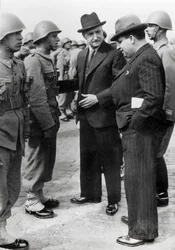 Antonio de Oliveira Salazar (1888-1970), dictador de Portugal de 1932 a 1968, inspecciona las tropas durante una visita a las Azores, 5 de abril de 1941