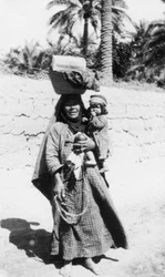 Mujer árabe y niño, 1917-1919