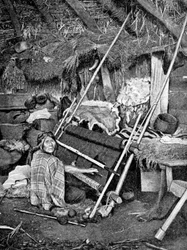 Mujer araucana tejiendo, Chile, 1922