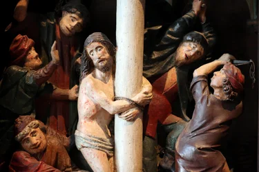 Arbois, Jura, Francia, 31/8/2015 - Iglesia de San Hipólito. El retablo del siglo XV. Flagelación de Cristo.