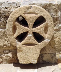 Detalle arquitectónico de una ventana de una iglesia bizantina en la zona de Judea y Samaria, Cisjordania