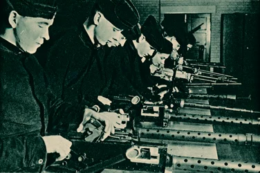 Armeros ensamblando armas aéreas, 1940