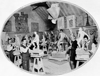 Estudiantes de arte en una clase de modelado de escultura, Londres, c. 1900-1901
