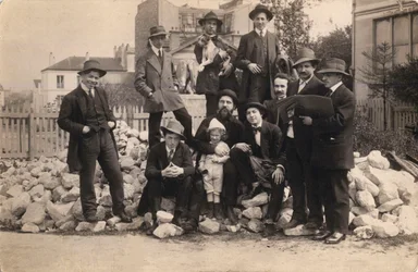 Artistas frente a La Ruche, Montparnasse, 1914