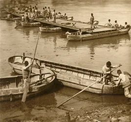 Montaje de un puente de pontones, c1914-c1918