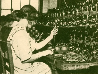 Montaje de los nuevos teléfonos automáticos listos para su distribución a los suscriptores, c. 1930