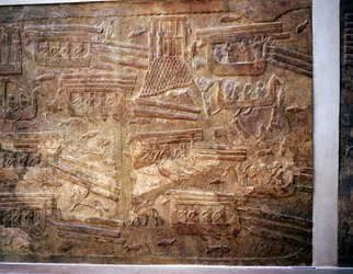 Relieve asirio que muestra el transporte de madera desde el Líbano por agua, Khorsabad, siglo VIII a.C.