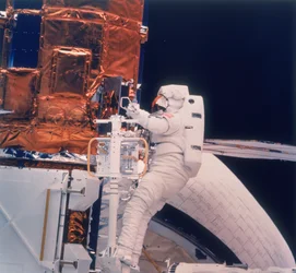 Astronauta en la misión del transbordador 41-C, 1984