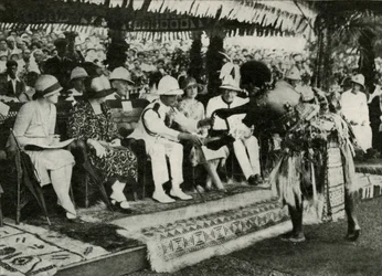 En Suva, Fiyi. Presentando un diente de Tabua del cachalote...1927