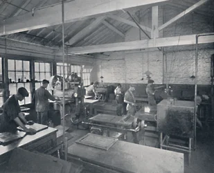 Trabajando en la fundición. Haciendo moldes de cera de las páginas, 1917