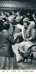En un festival de Toc H, 1934 1937