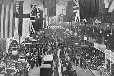 En una exposición de automóviles, Agricultural Hall, Islington, Londres, 1902-1903