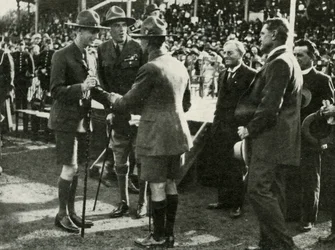 En el desfile de Boy Scouts y Girl Guides, Adelaida, Australia, 1927, 1937