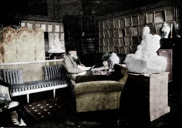 Auguste Rodin entre sus libros en 77 Rue De Varenne, c1900