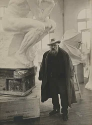 Auguste Rodin en su estudio