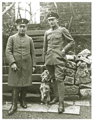 Soldados austriacos o italianos con un perro, febrero de 1918
