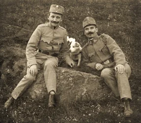 Soldados austriacos con un perro