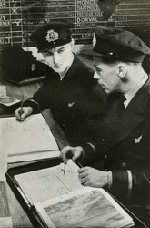Oficiales de navegación de BOAC elaborando un plan de vuelo, Segunda Guerra Mundial, c. 1939-c. 1944 1946