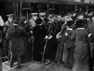 De vuelta a las trincheras desde la estación Victoria, Londres, 1915