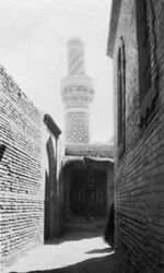 Callejón y vieja mezquita, Bagdad, Irak, 1917-1919