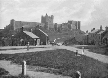 Castillo de Bamborough, desde el pueblo, c1896