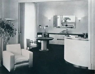 Esquina del bar de un comedor diseñado por Jacques Adnet, c. 1940
